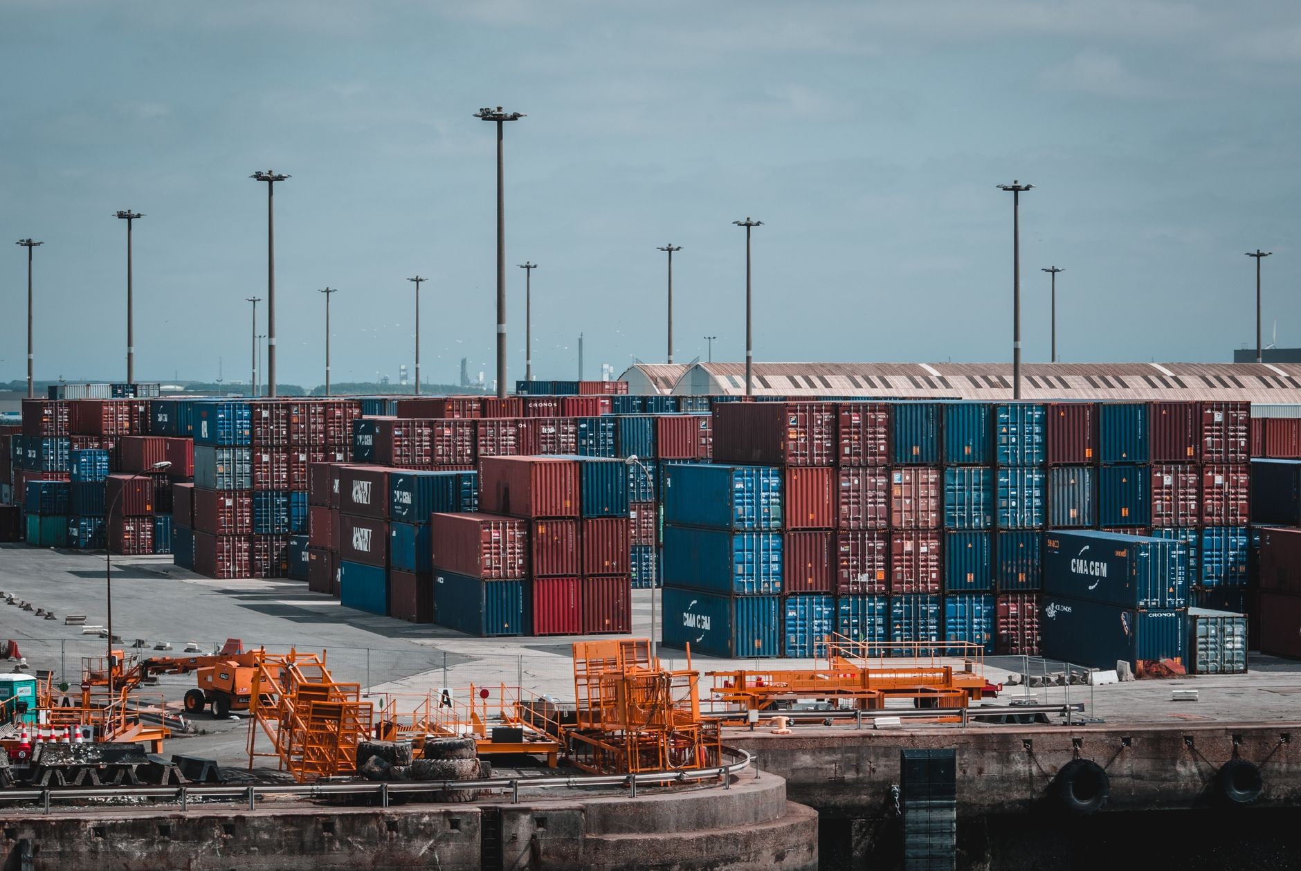 Container colorati impilati nel porto, simbolo del commercio internazionale