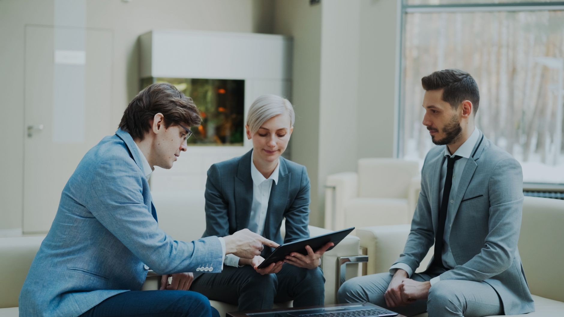 Profesioniști analizând strategia de afaceri într-o ședință