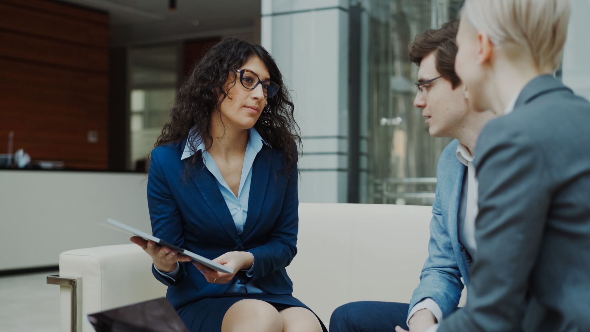 Echipă de consultanți în discuție într-un birou modern